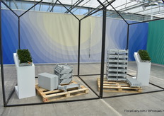 De Xcarrier die Syngenta Flowers in samenwerking met BPO heeft ontworpen. Het is een nieuw systeem dat zorgt voor optimale opkweek- en distributiemethodes van jonge planten. “Dit systeem brengt drie voordelen samen in één slimme oplossing. De Xcarrier bestaat uit twee onderdelen; een herbruikbare tray voor beworteling met dezelfde functionaliteit als kunststof wegwerp-trays en een frame voor het transport van de tray. De innovatie is te gebruiken in combinatie met Syngenta Flowers' Xtray. Bovendien is het complete systeem circulair waarin trays worden ingenomen, schoongemaakt en hergebruikt; net zoals bij de duurzame Xtray” Klik op de link hierna om de video te zien 